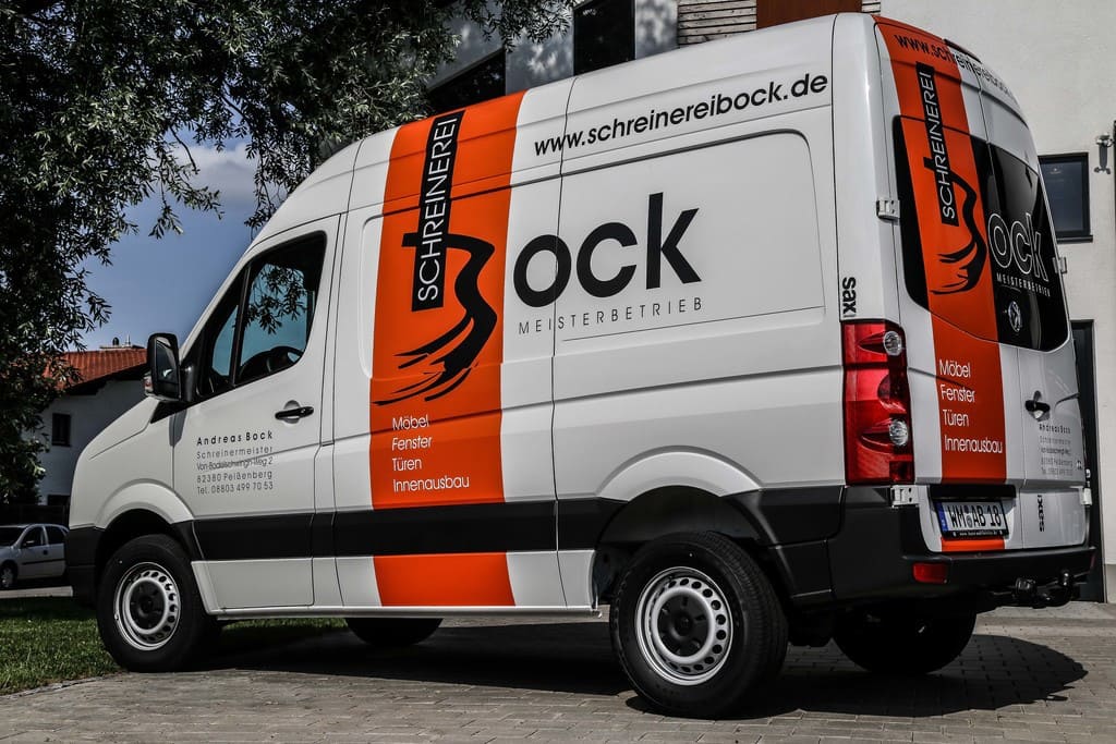 Bock-Werkstatt-Bus mit Logo, vor der Werkstatt am Holzgarten in Peißenberg