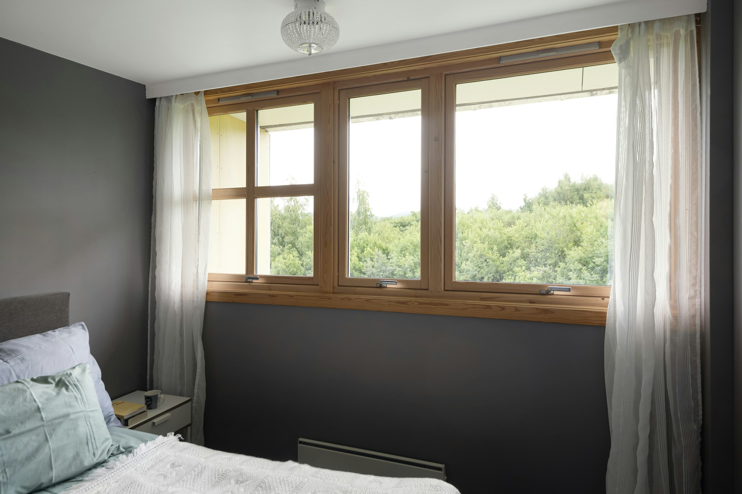 Holzfenster mit Eichenrahmen, Waldblick — Schreinerei Bock
