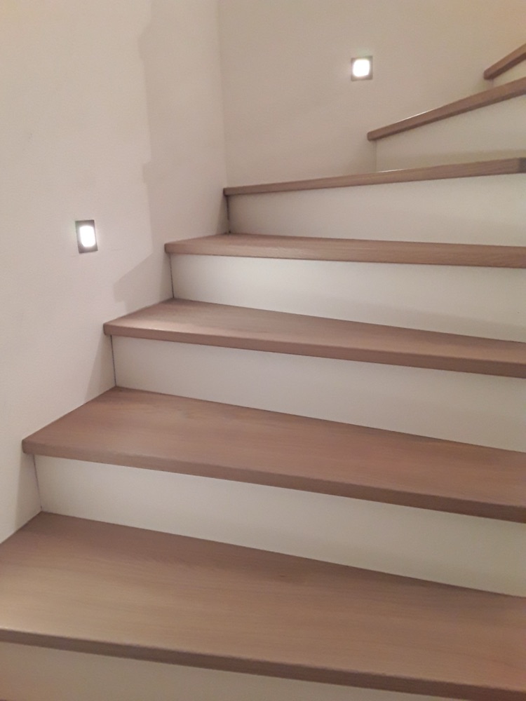 Helle Holztreppe mit LED-Beleuchtung — gefertigt von der Schreinerei Bock